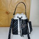 Torebka worek bucket bag na ramię antracyt z zawieszką i brelokiem motylem