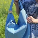 Duża torba hobo na ramię z plecionki w błękitnym kolorze