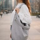 Torba hobo z plecionki tapicerskiej jasnoszara - pojemna na ramię