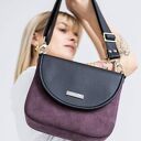 Torebka listonoszka podkówka śliwkowa z czarną klapką