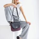 Torebka listonoszka podkówka śliwkowa z czarną klapką