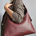 Torba typu hobo ze skóry naturalnej w kolorze bordowym