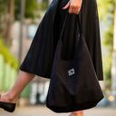 Torba HOBO z nubuku tapicerskiego w kolorze czarnym