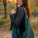 Torba hobo z wodoodpornego weluru Butelkowa Zieleń