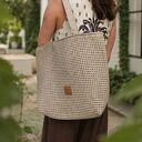 Beżowa torba shopper z plecionki typu wafel na ramię