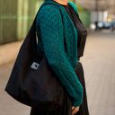 Torba HOBO z nubuku tapicerskiego w kolorze czarnym