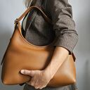 Torebka hobo ze skóry naturalnej w kolorze koniakowym