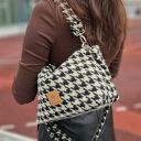 Torebka w pepitkę z puchatej tkaniny Beżowo-Czarna