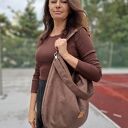 Duża zamszowa torba worek hobo na ramię w czekoladowym brązie