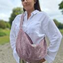 Sztruksowa torba hobo wrzosowa na ramię - miękki sztruks i regulowany pasek 