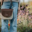 Torebka listonoszka podkówka beżowa z klapką i paskiem czekoladowy brąz