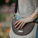 Torebka listonoszka podkówka beżowa z klapką i paskiem czekoladowy