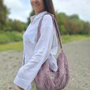 Sztruksowa torba hobo wrzosowa na ramię - miękki sztruks i regulowany pasek 