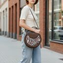 Brązowa okrągła torba. Handmade. Wzór węża