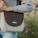 Torebka listonoszka podkówka beżowa z klapką i paskiem czekoladowy brąz