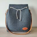 została wykonana z filcu. Torebka typu worek - tylko sztywniejsza. Ściągana od góry