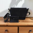 Mała czarna torebka na ramię, skóra zamszowa