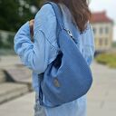 Sztruksowa mała torba worek - niebieska mini hobo na ramię