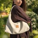 Zamszowa torebka slouchy Kremowa