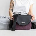 Torebka listonoszka podkówka śliwkowa z czarną klapką