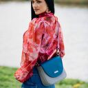 Torebka listonoszka podkówka szara z turkusową klapką i różowym paskiem