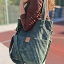 Sztruksowa torebka z kieszeniami Zielona