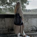 Torebka Boucle Black na zamek - czarna wegańska na ramię (A4)