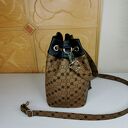 Torebka worek bucket bag na ramię karmelowa z zawieszką