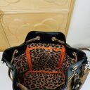 Torebka worek bucket bag na ramię karmelowa z zawieszką