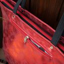 Metaliczna torba na ramię z wegańskiej ekoskóry - czerwona błyskotliwa elegancja 