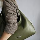 Oliwkowa torba hobo ze skóry naturalnej na ramię