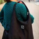 Torba HOBO z nubuku tapicerskiego w kolorze czarnym