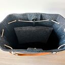 Torebka została wykonana z filcu. Torebka typu worek - tylko sztywniejsza. Ściągana od góry. Rączka