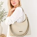 Beżowa torebka hobo mini z ekoskóry na ramię
