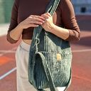 Sztruksowa torebka z kieszeniami Zielona