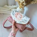 Mała torebka listonoszka na ramię z kwiatową klapką