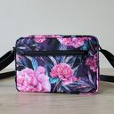 Single Bag - piwonie na czarnym tle - wygodna torebka na ramię na co dzień i na wyjścia