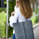 Duża szara filcowa torebka na ramię - minimalistyczna i pojemna