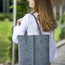 Duża szara filcowa torebka na ramię - minimalistyczna i pojemna