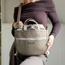 Crosserka taupe z koniakiem i bezowym kominem