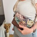 Mała torebka listonoszka w kwiaty z klapką