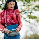 Torebka listonoszka podkówka szara z turkusową klapką i różowym paskiem