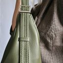 Oliwkowa torba hobo ze skóry naturalnej na ramię