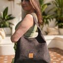 Torba hobo z zamszu tapicerskiego w kolorze czekoladowym na ramię