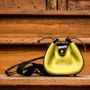 Mała limonkowa skórzana torebka na lato. Torebeczka na ukos. LadyBuQ Art