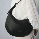 Torba typu hobo midi skóra naturalna w kolorze czarnym