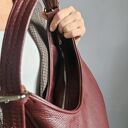 Bordowa torebka hobo ze skóry naturalnej na ramię
