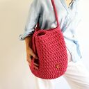 Pleciona szydełkowa torba na ramię w kolorze neonowego różu