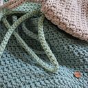 Pleciona szydełkowa torba na ramię w kolorze neonowego różu