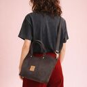 Zamszowa torebka kuferek z falami Czekoladowa